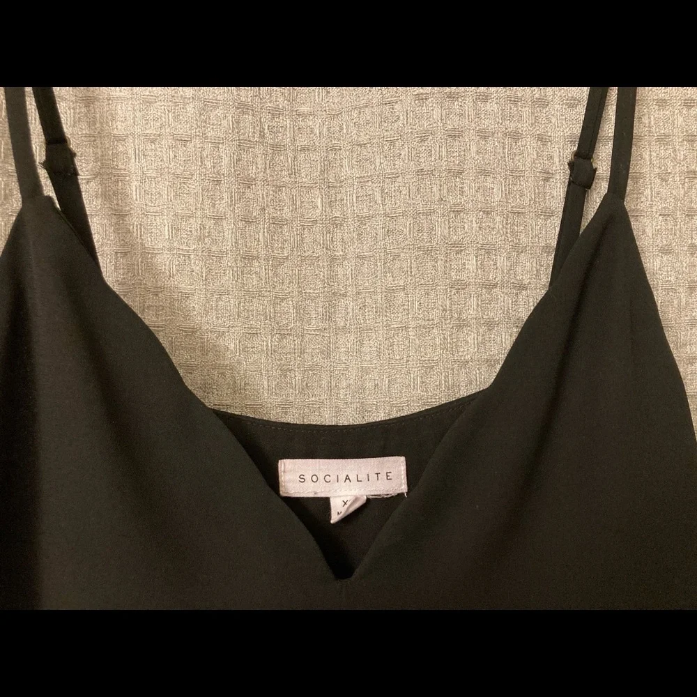 Socialite black scalloped v neck camisole - Picture 4 of 8
